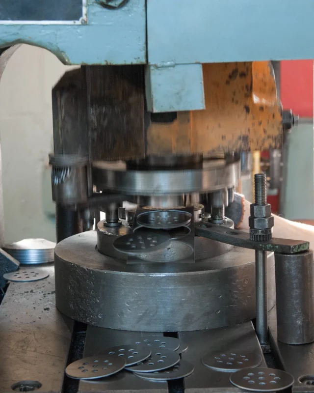 Assembly bench and production machinery in a workshop